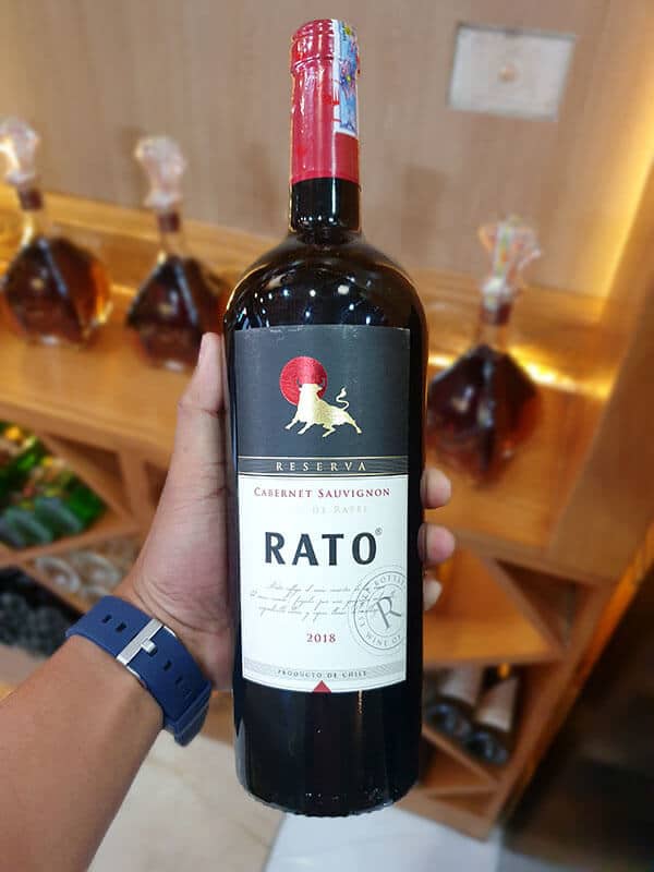 Rượu Vang Rato Reserva Trên Tay