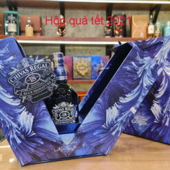 Chivas 18 Blue Hộp Quà 2021 được mở ra