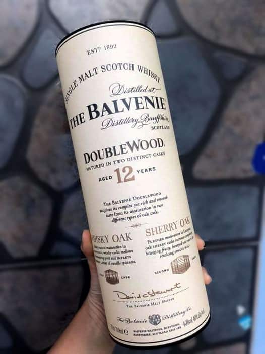 Rượu Balvenie 12 năm tuổi được <span class='marker'>chế tạo</span> và ủ từ <span class='marker'>các</span> <span class='marker'>săng</span> gỗ sồi <span class='marker'>với</span> độ tuổi 12 năm