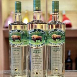 Rượu Vodka Zubrowka Bison Grass 1L thực tế