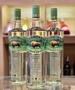 Rượu Vodka Zubrowka Bison Grass 1L thực tế