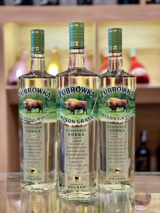 Rượu Vodka Zubrowka Bison Grass 1L thực tế