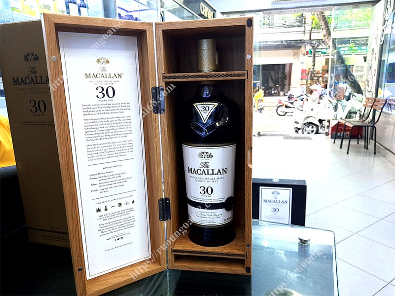 Macallan 30 năm Sherry Oak là một biểu tượng của sự tinh tế và sang trọng trong thế giới rượu whisky
