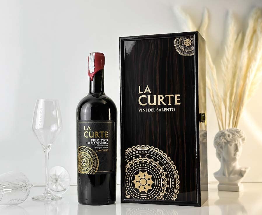 Hộp quà rượu vang tết 2024 la curte 19 hop son mai 2024