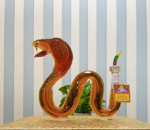 Rượu hình con rắn dài