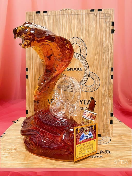 Rượu hình con rắn lưng ngọc