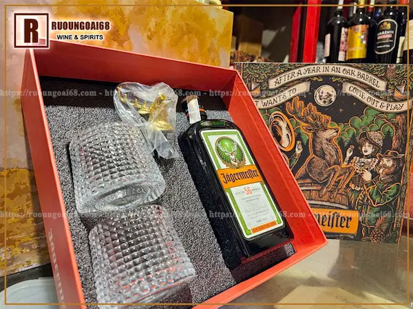 Hộp Quà Jagermeister 700ml + 2 Ly Whisky + 1 Đầu Hươu HỘP QUÀ JAGERMEISTER 700ML + 2 Ly Whisky + 1 đầu rót rượu