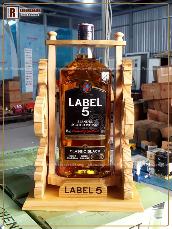 Rượu Label 5 Kệ Gỗ 2 Lít Mẫu Mới 2026 Rượu Label 5 Kệ Gỗ 2 Lít Mẫu Mới 2026