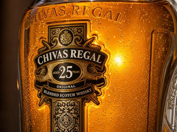 Cách kiểm tra rượu Chivas 25 thật giả – hướng dẫn chi tiết 2026 Kiểm tra Màu sắc rượu & Bọt khí