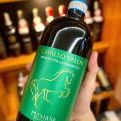Rượu Vang Đỏ Cavallo Valor Primitivo di Manduria DOC 2022 Cận cảnh nhãn chai rượu vang Cavallo Valor Primitivo di Manduria DOC