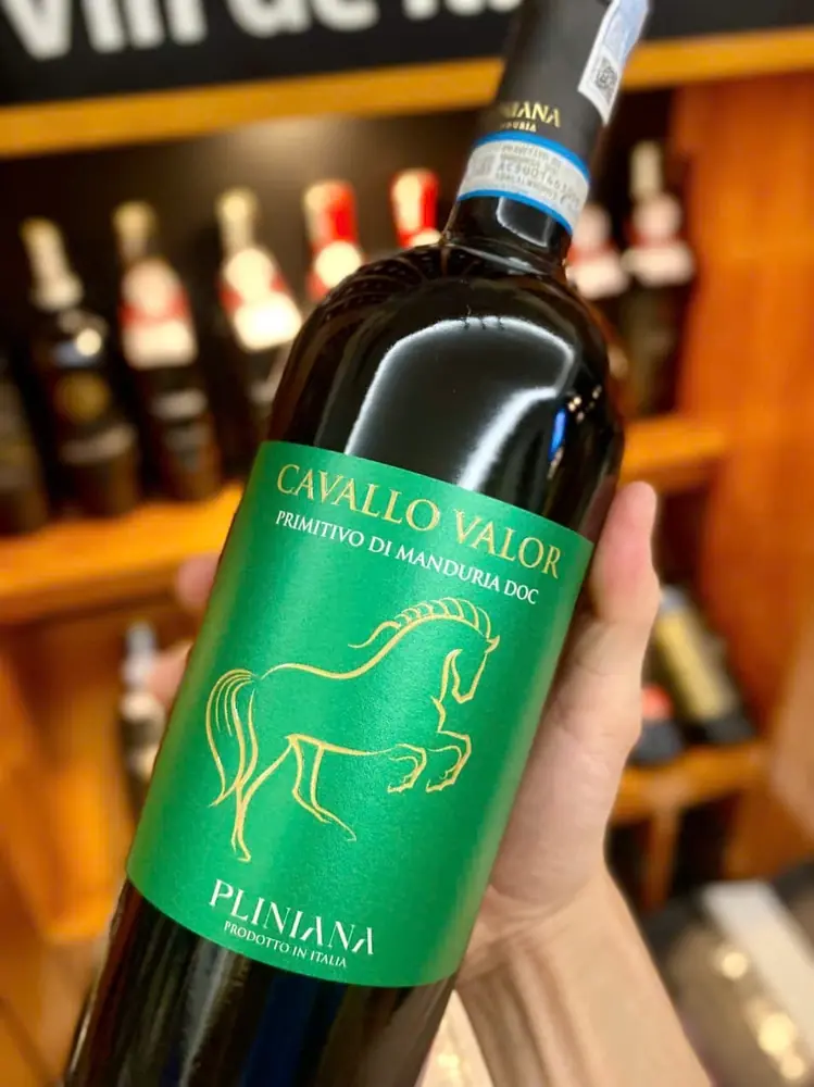Rượu Vang Đỏ Cavallo Valor Primitivo di Manduria DOC 2022 Cận cảnh nhãn chai rượu vang Cavallo Valor Primitivo di Manduria DOC