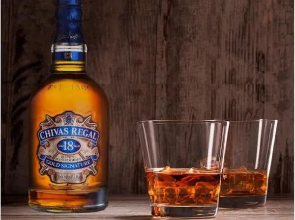 Cách phân biệt Chivas 18 thật giả: 7 điểm nhận biết Màu rượu Chivas 18 hổ phách trong ly thủy tinh