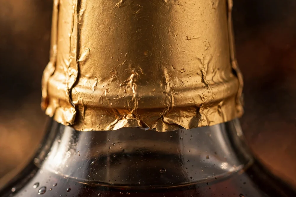 Cách Phân Biệt Hennessy Thật Giả: 7 Điểm Nhận Biết Chi Tiết Nắp chai cognac bọc seal vàng nguyên vẹn