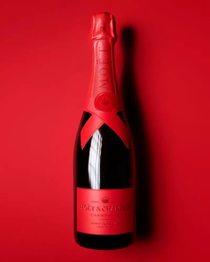 Nên Mua Rượu Gì Biếu Tết Sếp? Gợi Ý Theo Tính Cách Champagne Moët & Chandon phiên bản đỏ – quà biếu Tết tinh tế cho sếp