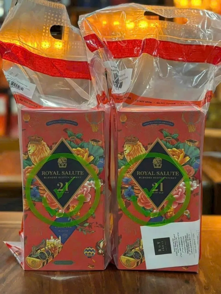 Rượu Chivas 21 Xách Tay Hộp Đỏ Duty Free Rượu Chivas 21 Xách Tay Hộp Đỏ Duty Free