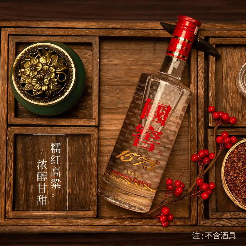 Chai rượu Guojiao 1573 38 độ bên khay gỗ và bông cao lương đỏ