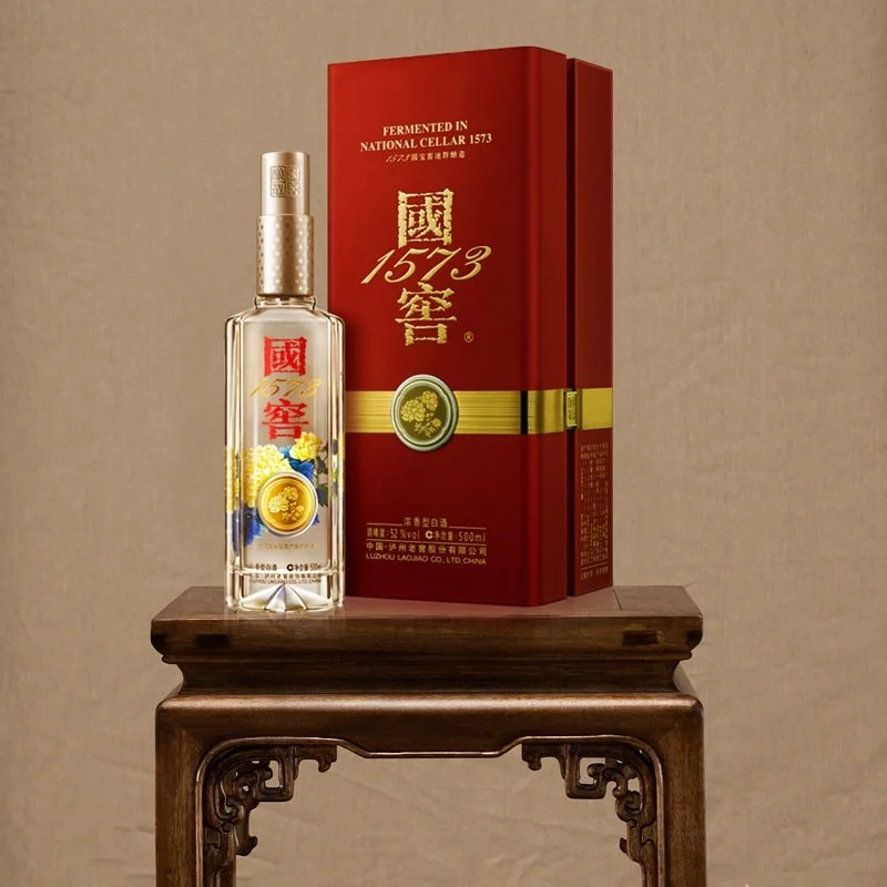 Bộ rượu Guojiao 1573 Zhongguo Pinwei trưng bày trên bàn gỗ sang trọng