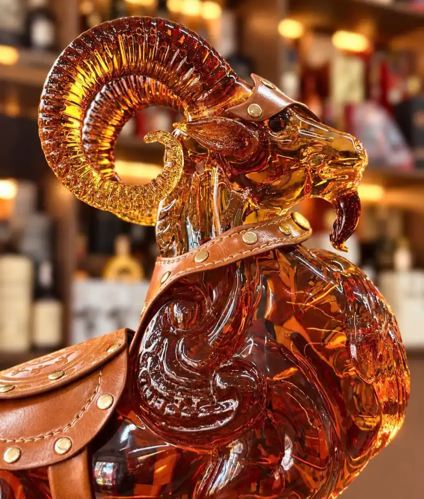 Rượu Linh Vật Dê Whisky Dorlan 2027 Chai rượu linh vật dê Whisky Dorlan 2027 – đầu dê thủy tinh thổi thủ công