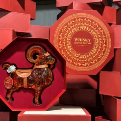 Rượu Linh Vật Dê Whisky Dorlan 2027 Chai rượu dê Dorlan trong hộp quà đỏ Tết Đinh Mùi 2027