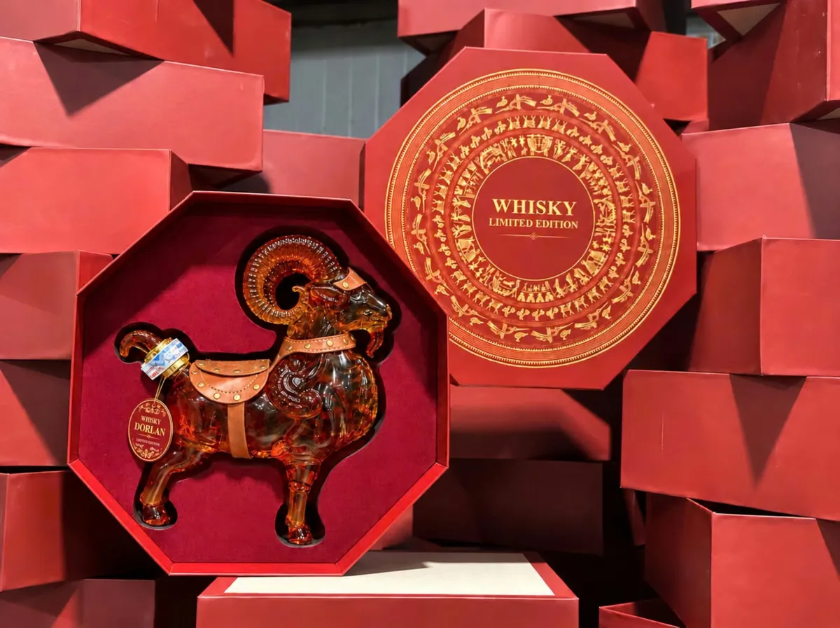 Rượu Linh Vật Dê Whisky Dorlan 2027 Chai rượu dê Dorlan trong hộp quà đỏ Tết Đinh Mùi 2027
