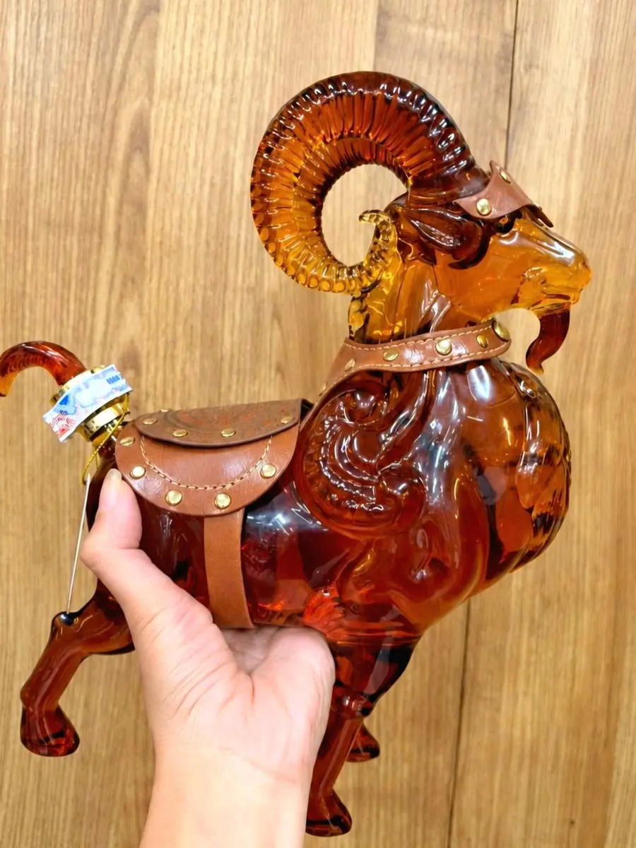 Rượu Linh Vật Dê Whisky Dorlan 2027 Hộp quà bát giác đỏ họa tiết trống đồng đựng rượu dê 2027