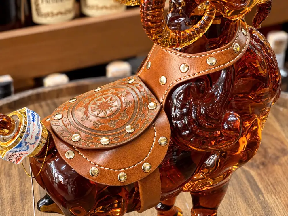 Rượu Linh Vật Dê Whisky Dorlan 2027 Thân chai rượu dê Đinh Mùi 2027 thủy tinh màu hổ phách