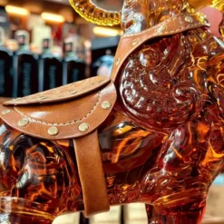 Rượu Linh Vật Dê Whisky Dorlan 2027 Yên da nâu thủ công trên chai rượu linh vật dê 2027