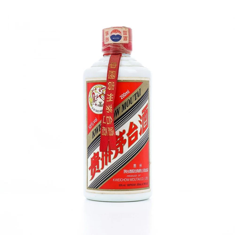 Rượu Mao Đài Phi Thiên (Kweichow Moutai) 53 Độ 200ml Cận cảnh chai Mao Đài Phi Thiên 200ml với dải lụa đỏ