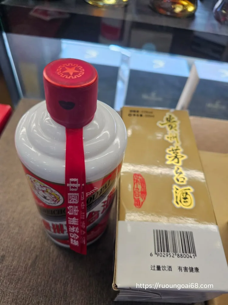 Rượu Mao Đài Phi Thiên (Kweichow Moutai) 53 Độ 500ml Ảnh thật nắp chai Mao Đài Phi Thiên 500ml và mặt sau hộp có mã vạch