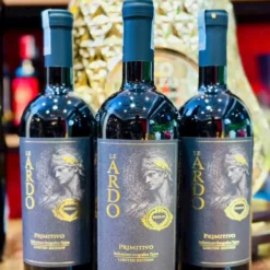 Rượu Vang Đỏ Le Ardo Primitivo Puglia Limited Edition Ba chai rượu vang đỏ Le Ardo Primitivo Puglia trưng bày tại cửa hàng