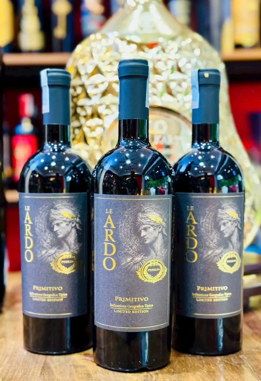 Rượu Vang Đỏ Le Ardo Primitivo Puglia Limited Edition Ba chai rượu vang đỏ Le Ardo Primitivo Puglia trưng bày tại cửa hàng