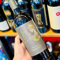 Rượu Vang Đỏ Le Ardo Primitivo Puglia Limited Edition Cầm chai rượu vang đỏ Le Ardo Primitivo Puglia nhãn chiến binh La Mã