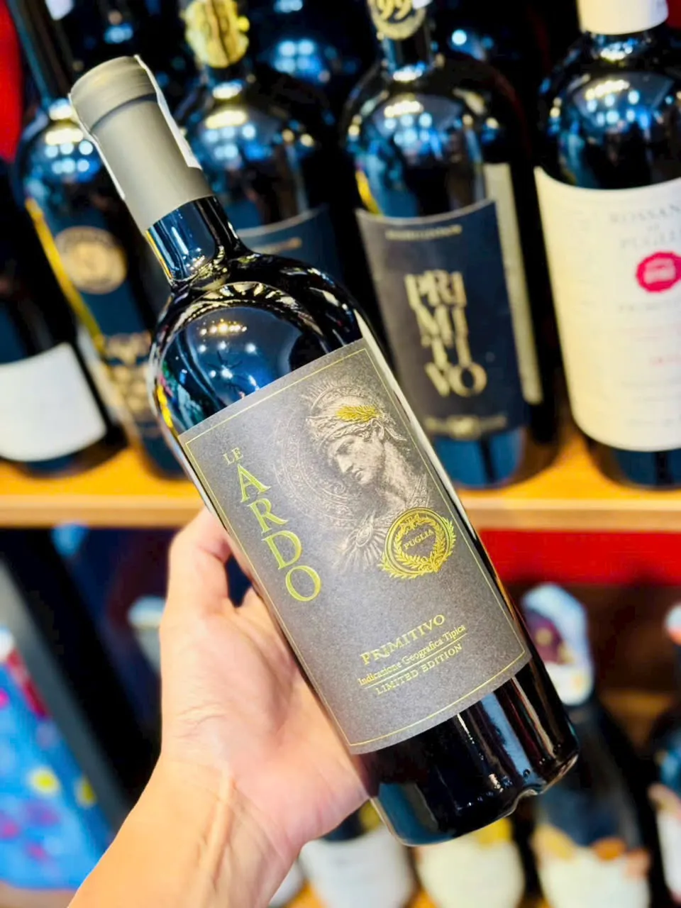 Rượu Vang Đỏ Le Ardo Primitivo Puglia Limited Edition Cầm chai rượu vang đỏ Le Ardo Primitivo Puglia nhãn chiến binh La Mã