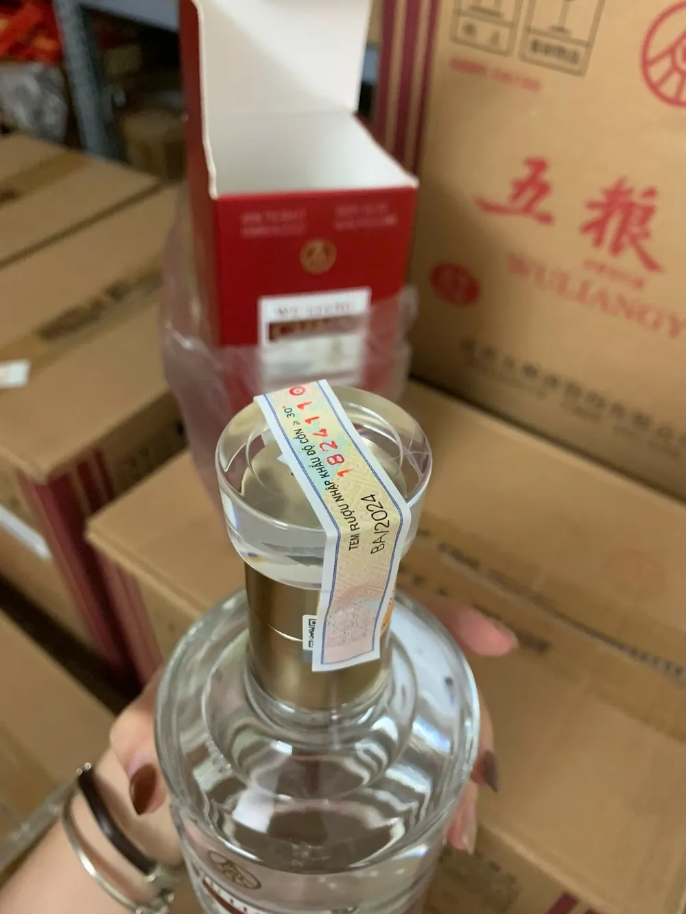 Rượu Wu Liang Chun Ngũ Lương Xuân 500ml Tem rượu nhập khẩu trên cổ chai Wu Liang Chun chính hãng