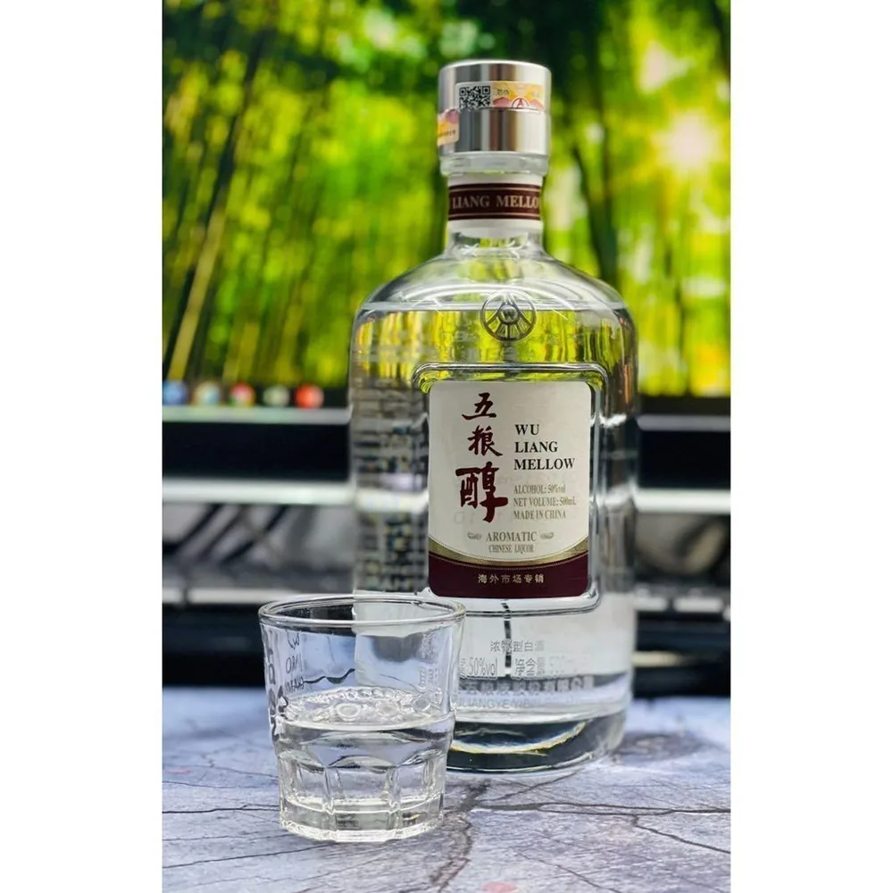 Thưởng thức rượu Wuliang Mellow Ngũ Lương Thuần 50 độ bằng ly nhỏ
